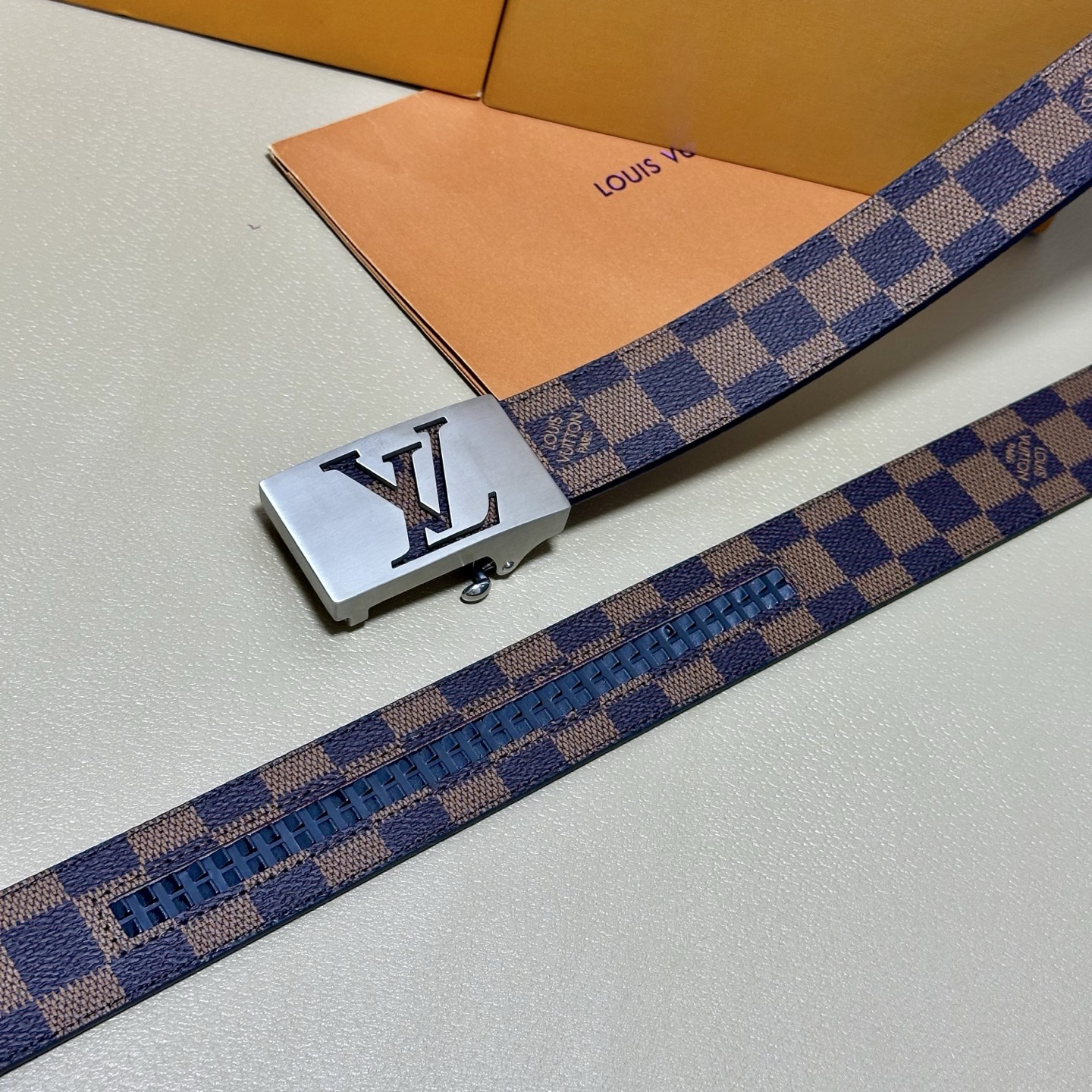 ［自动扣腰带］LV 宽3.5MM 双面进口头层牛皮制作 搭配经典钢扣 真材实料 时尚经典 做工精致 高端