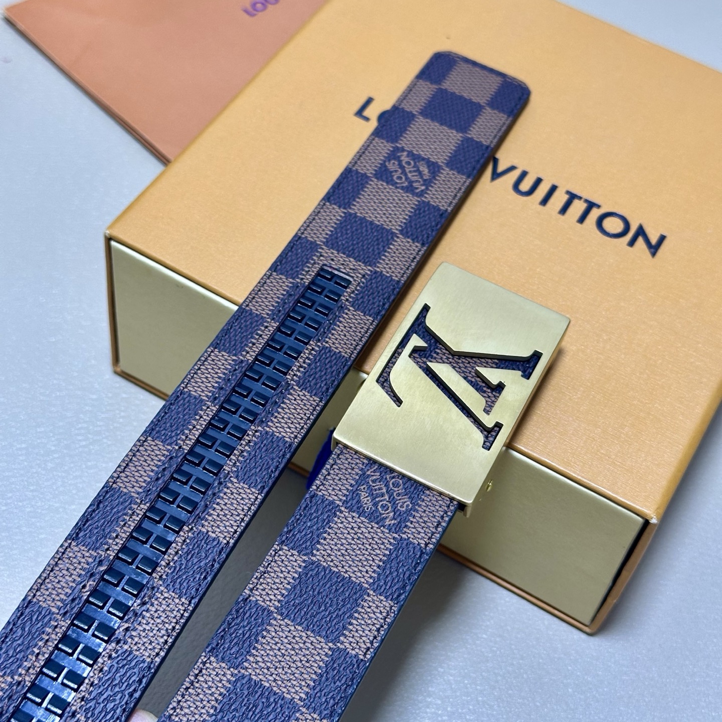 ［自动扣腰带］LV 宽3.5MM 双面进口头层牛皮制作 搭配经典钢扣 真材实料 时尚经典 做工精致 高端