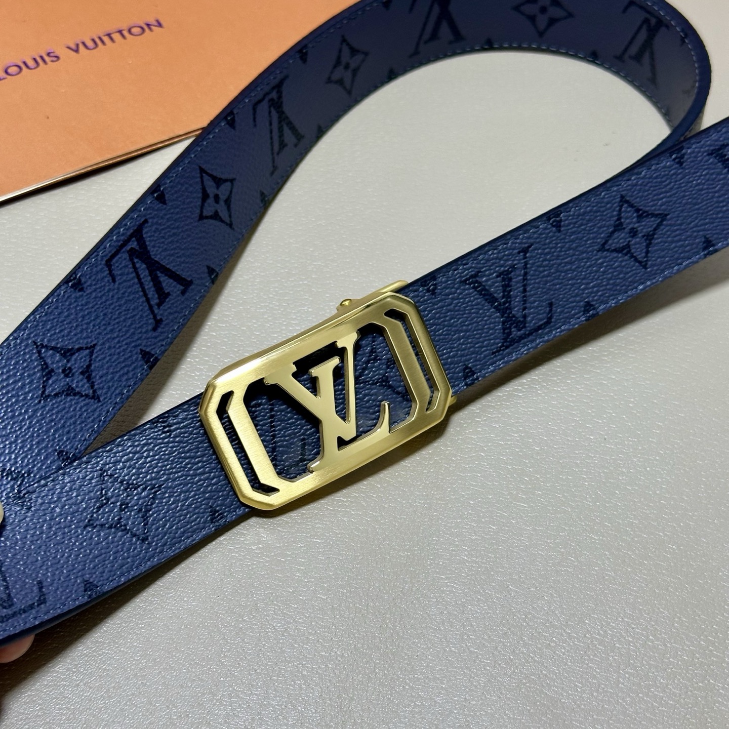 ［自动扣腰带］LV 宽3.5MM 双面进口头层牛皮制作 搭配经典钢扣 真材实料 时尚经典 做工精致 高端