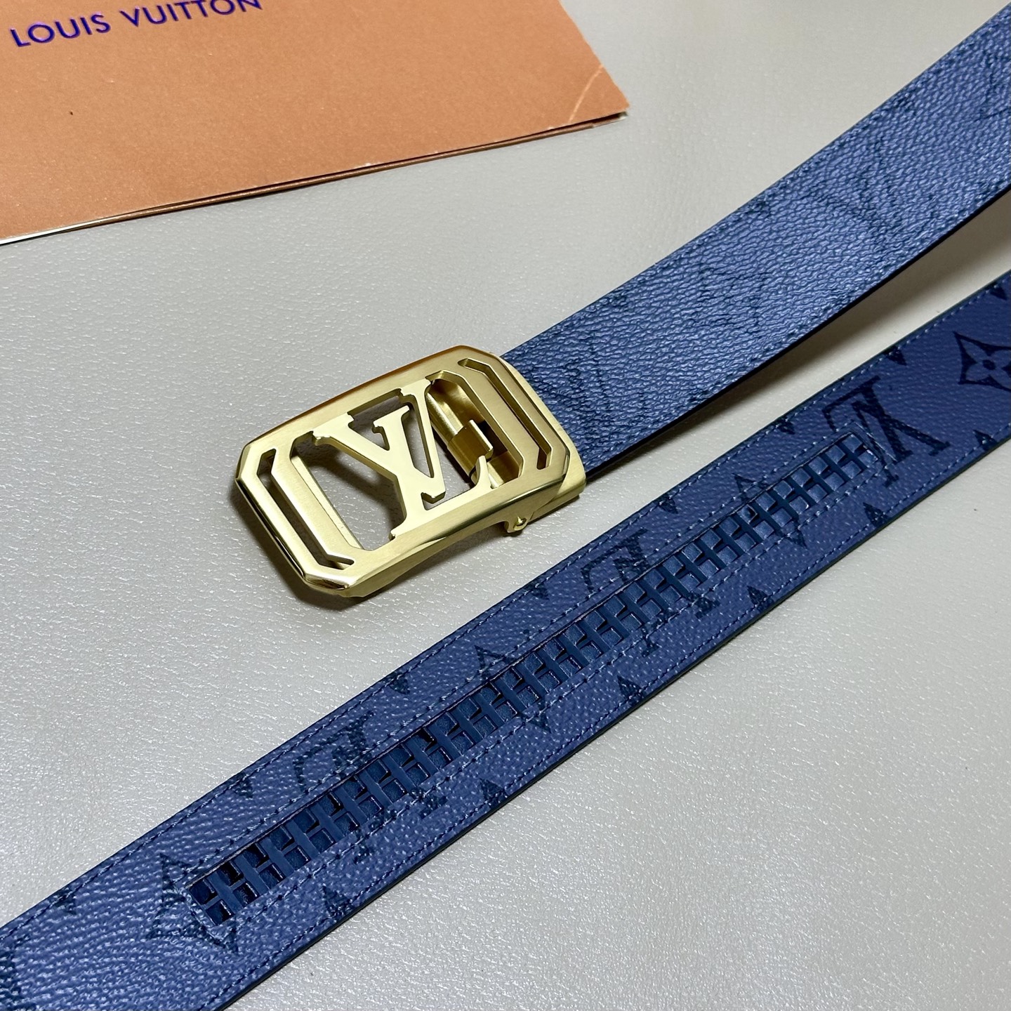 ［自动扣腰带］LV 宽3.5MM 双面进口头层牛皮制作 搭配经典钢扣 真材实料 时尚经典 做工精致 高端