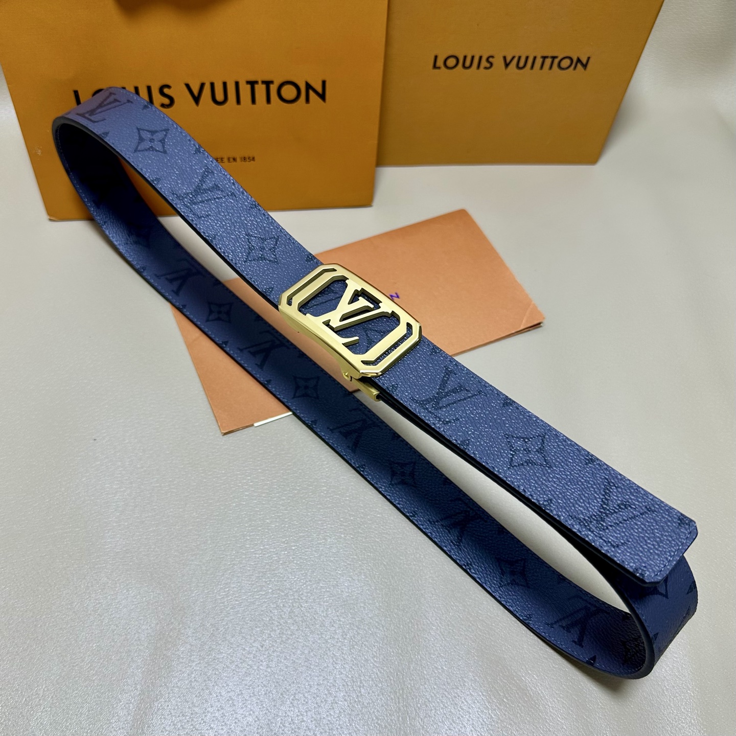 ［自动扣腰带］LV 宽3.5MM 双面进口头层牛皮制作 搭配经典钢扣 真材实料 时尚经典 做工精致 高端