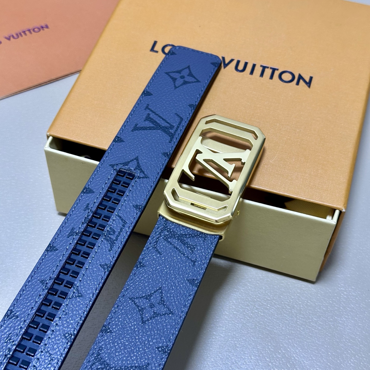 ［自动扣腰带］LV 宽3.5MM 双面进口头层牛皮制作 搭配经典钢扣 真材实料 时尚经典 做工精致 高端