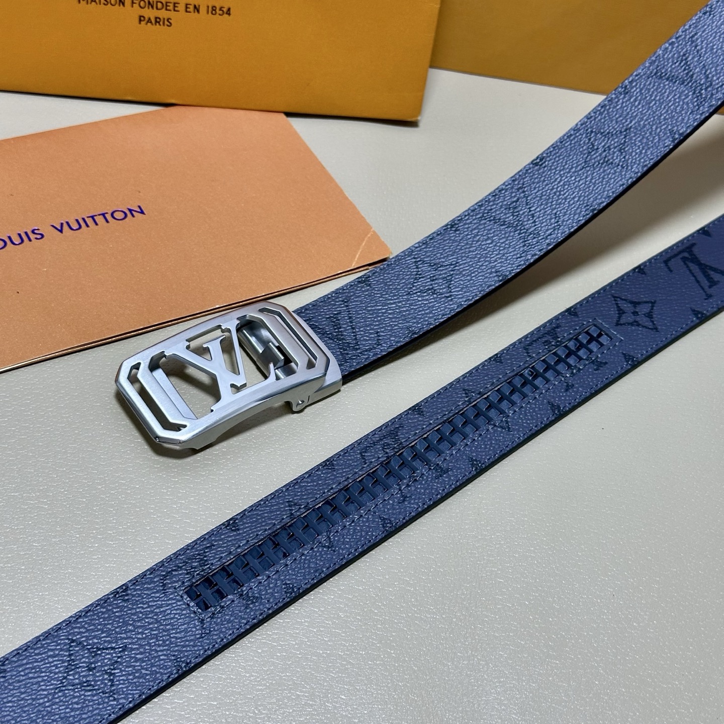 ［自动扣腰带］LV 宽3.5MM 双面进口头层牛皮制作 搭配经典钢扣 真材实料 时尚经典 做工精致 高端