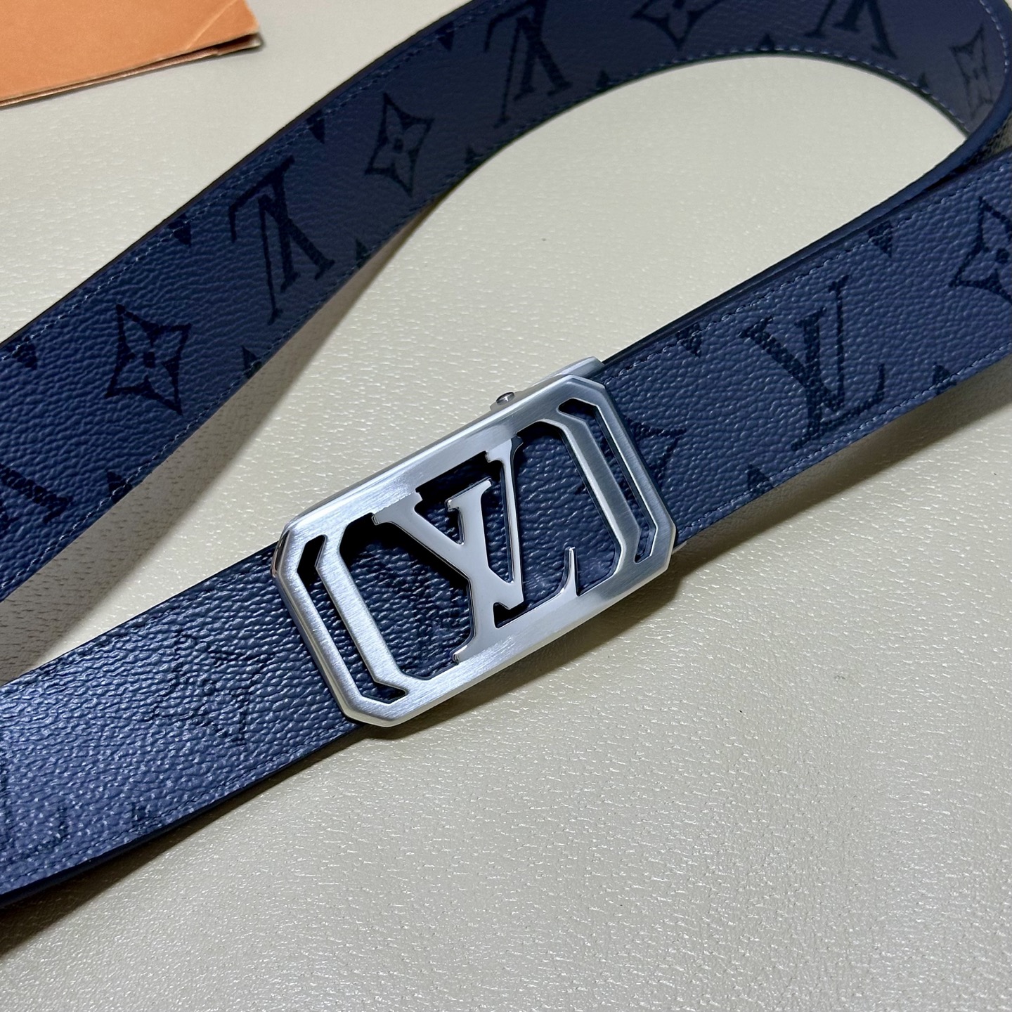 ［自动扣腰带］LV 宽3.5MM 双面进口头层牛皮制作 搭配经典钢扣 真材实料 时尚经典 做工精致 高端