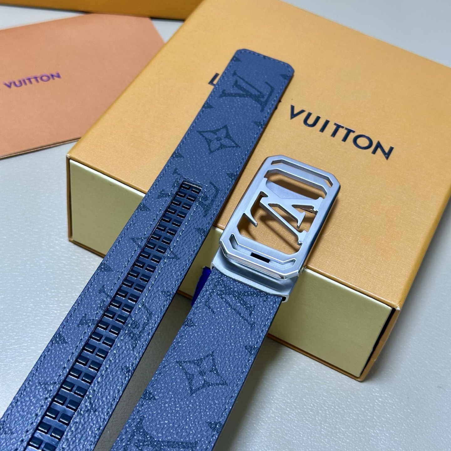 ［自动扣腰带］LV 宽3.5MM 双面进口头层牛皮制作 搭配经典钢扣 真材实料 时尚经典 做工精致 高端