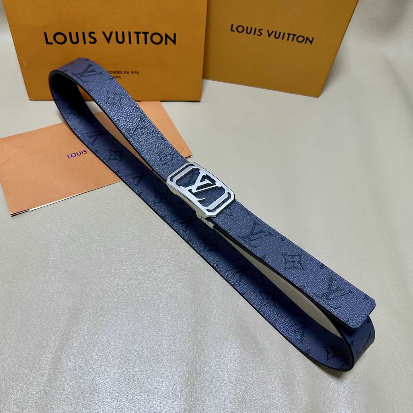 ［自动扣腰带］LV 宽3.5MM 双面进口头层牛皮制作 搭配经典钢扣 真材实料 时尚经典 做工精致 高端