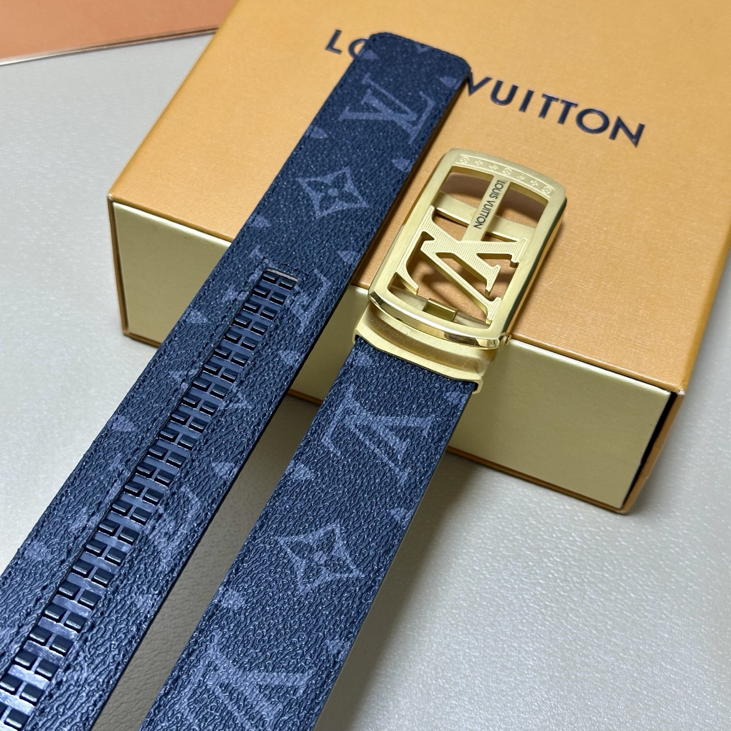 ［自动扣腰带］LV 宽3.5MM 双面进口头层牛皮制作 搭配经典钢扣 真材实料 时尚经典 做工精致 高端