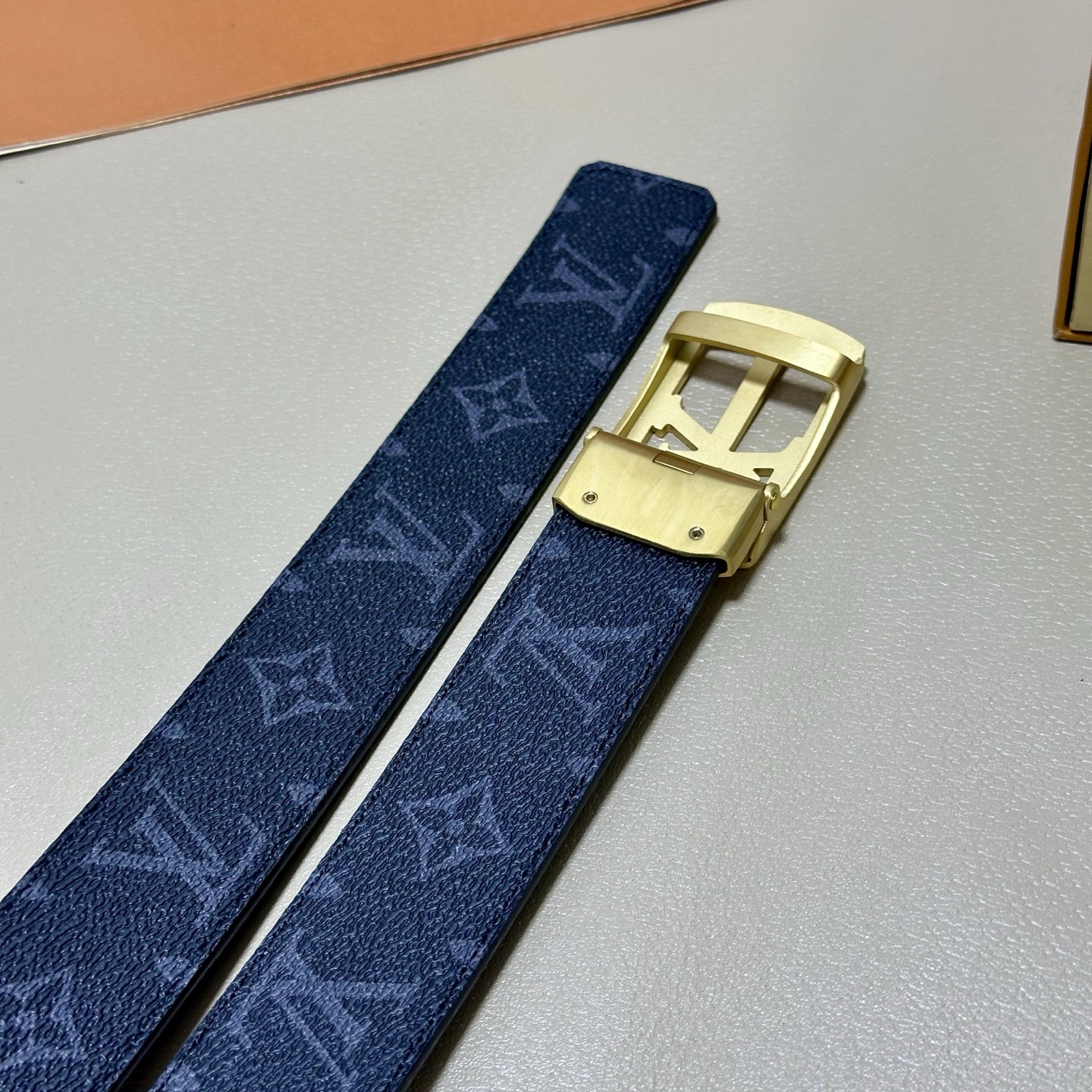 ［自动扣腰带］LV 宽3.5MM 双面进口头层牛皮制作 搭配经典钢扣 真材实料 时尚经典 做工精致 高端