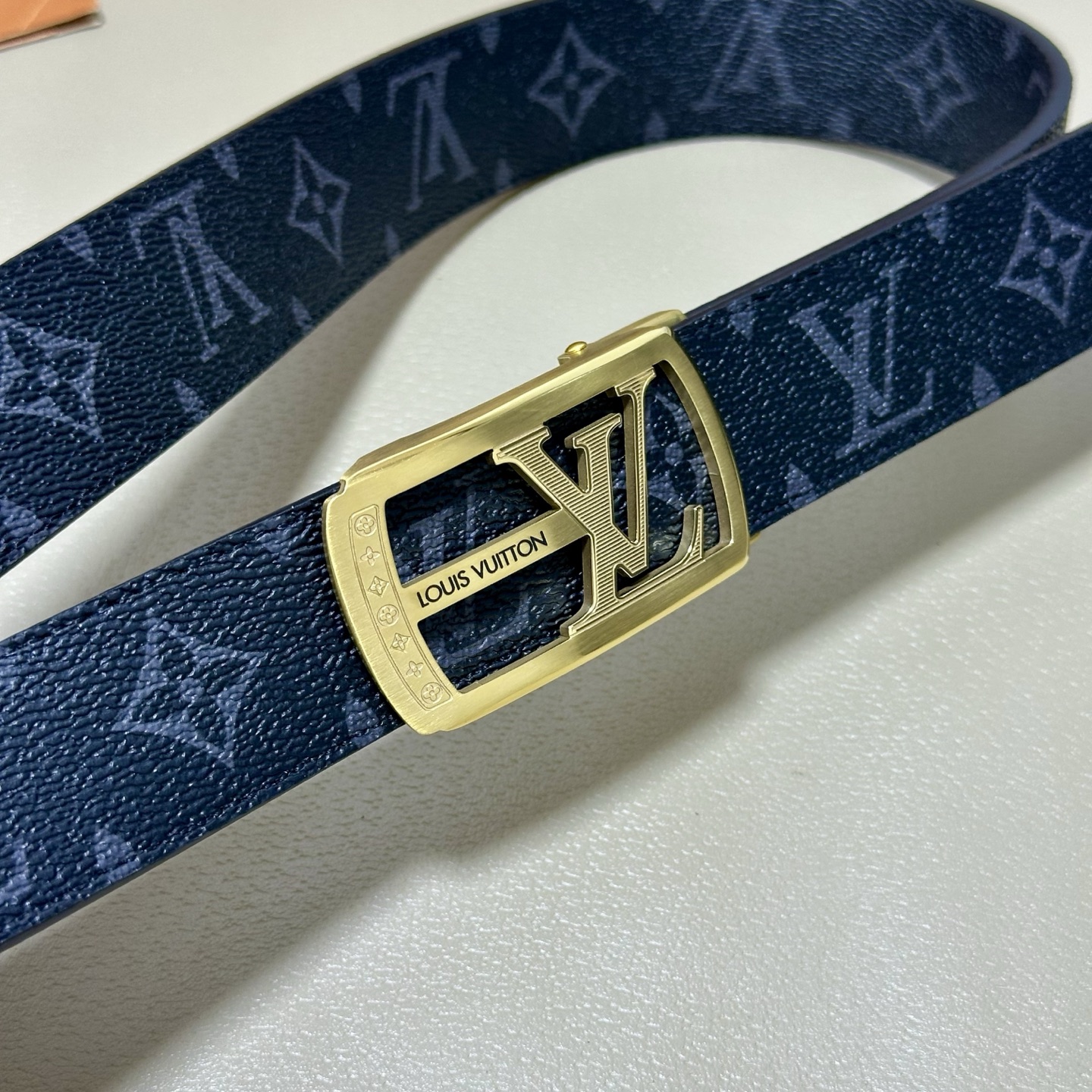 ［自动扣腰带］LV 宽3.5MM 双面进口头层牛皮制作 搭配经典钢扣 真材实料 时尚经典 做工精致 高端