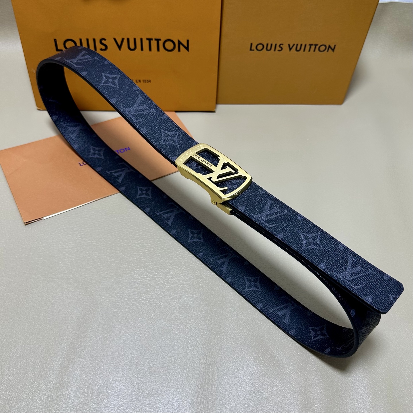 ［自动扣腰带］LV 宽3.5MM 双面进口头层牛皮制作 搭配经典钢扣 真材实料 时尚经典 做工精致 高端
