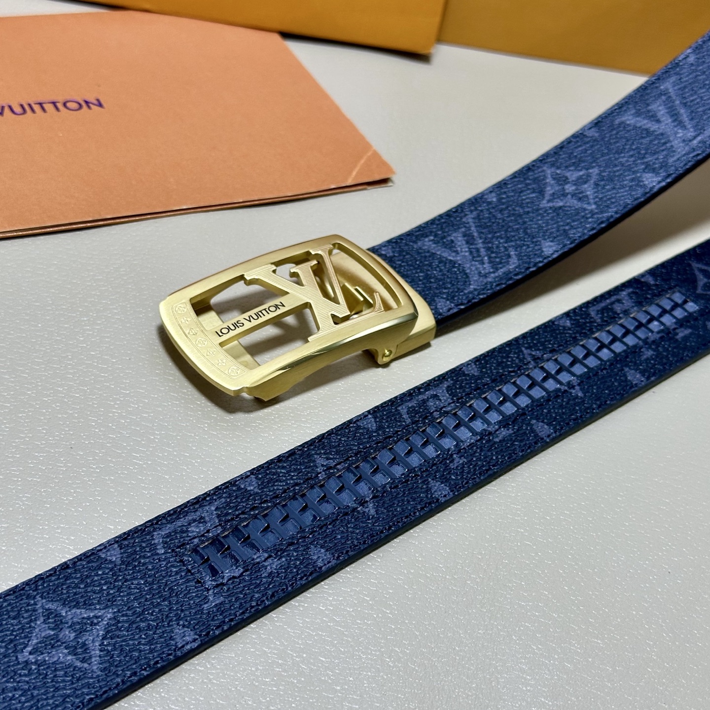 ［自动扣腰带］LV 宽3.5MM 双面进口头层牛皮制作 搭配经典钢扣 真材实料 时尚经典 做工精致 高端