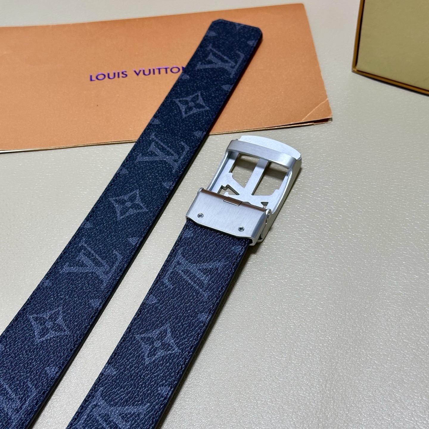 ［自动扣腰带］LV 宽3.5MM 双面进口头层牛皮制作 搭配经典钢扣 真材实料 时尚经典 做工精致 高端