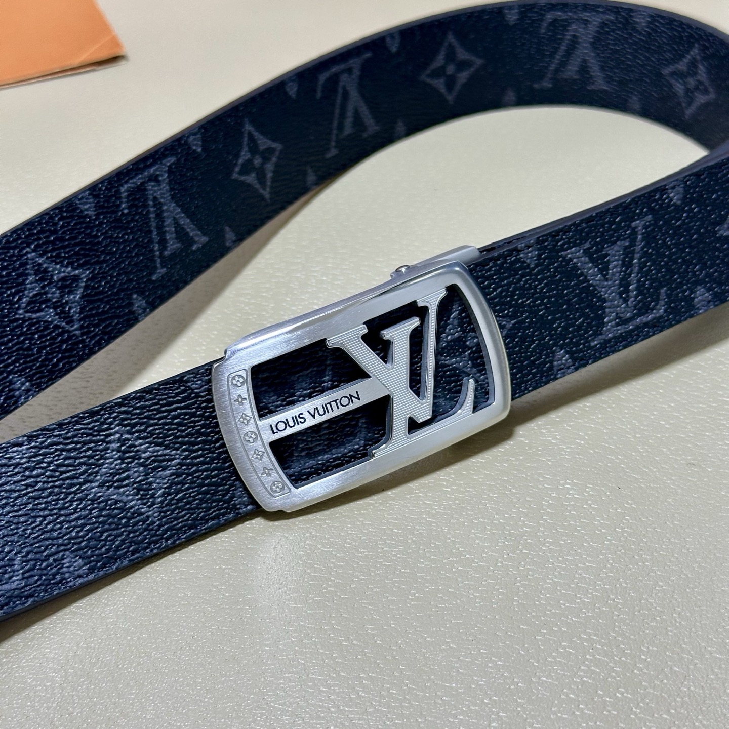 ［自动扣腰带］LV 宽3.5MM 双面进口头层牛皮制作 搭配经典钢扣 真材实料 时尚经典 做工精致 高端
