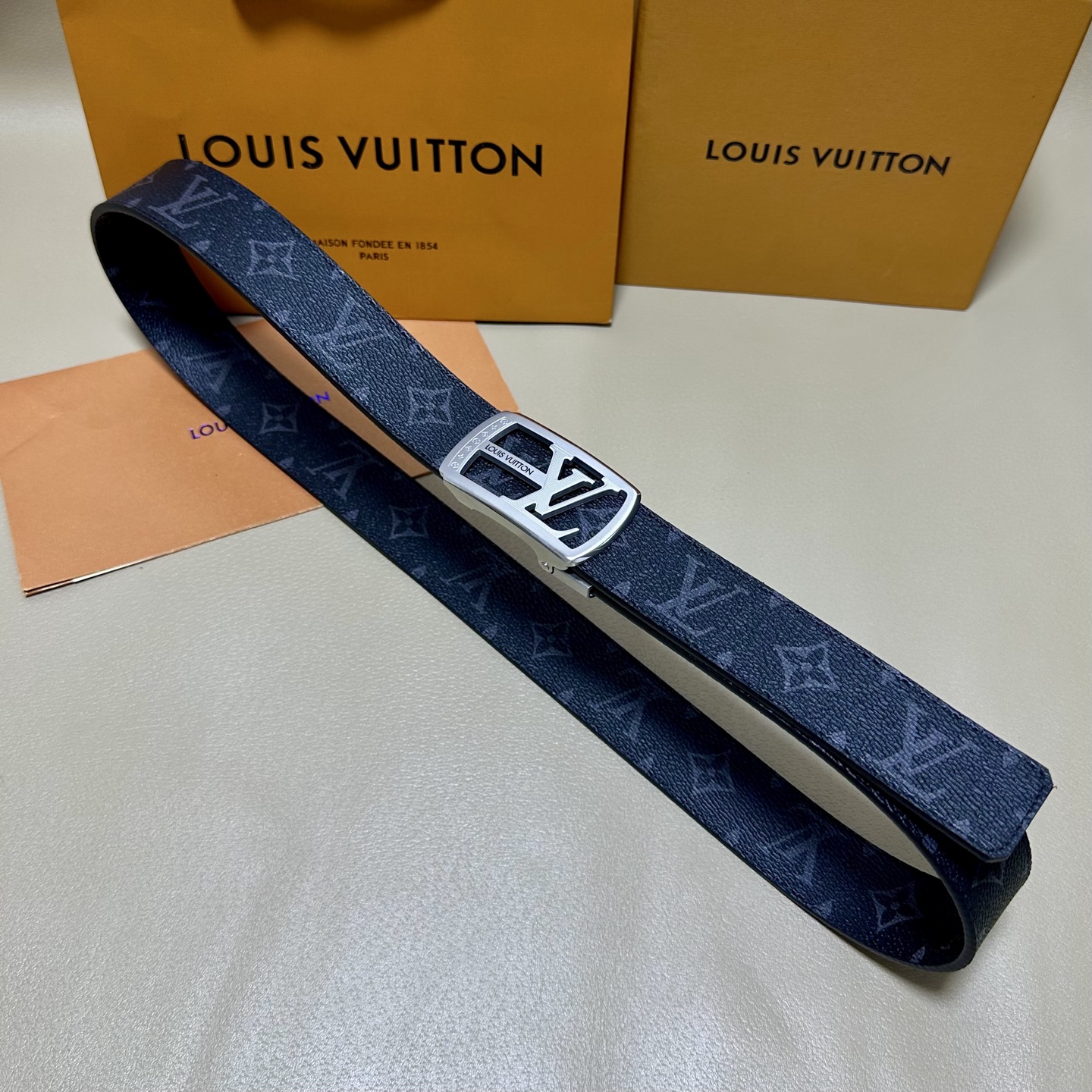 ［自动扣腰带］LV 宽3.5MM 双面进口头层牛皮制作 搭配经典钢扣 真材实料 时尚经典 做工精致 高端