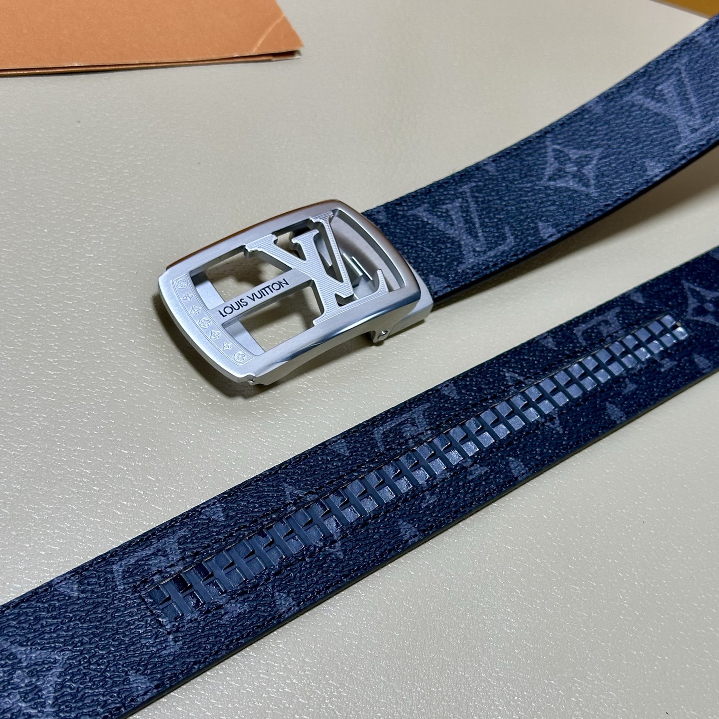 ［自动扣腰带］LV 宽3.5MM 双面进口头层牛皮制作 搭配经典钢扣 真材实料 时尚经典 做工精致 高端