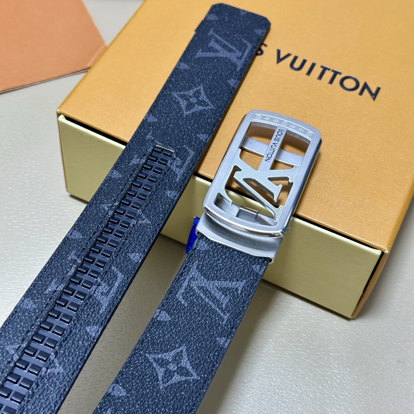 ［自动扣腰带］LV 宽3.5MM 双面进口头层牛皮制作 搭配经典钢扣 真材实料 时尚经典 做工精致 高端