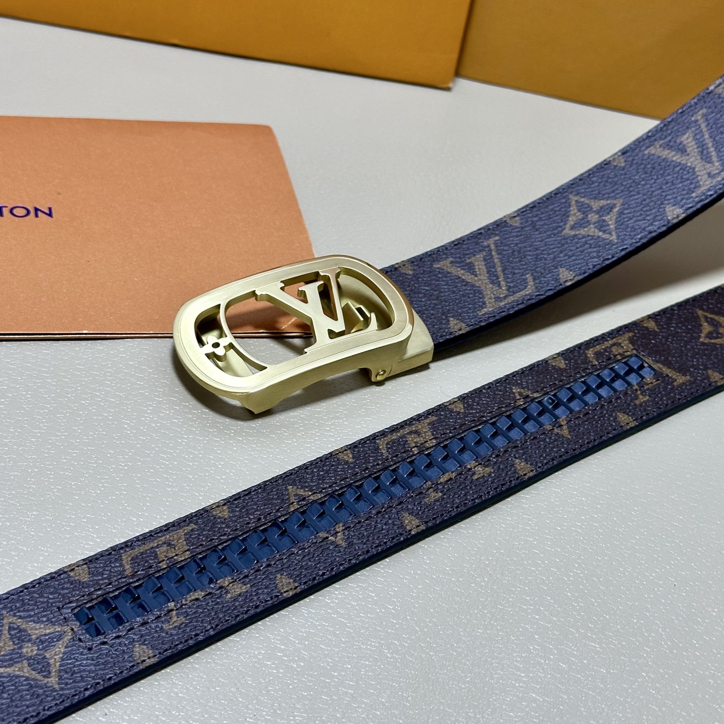 ［自动扣腰带］LV 宽3.5MM 双面进口头层牛皮制作 搭配经典钢扣 真材实料 时尚经典 做工精致 高端