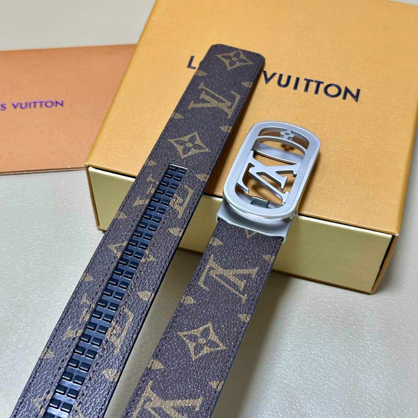 ［自动扣腰带］LV 宽3.5MM 双面进口头层牛皮制作 搭配经典钢扣 真材实料 时尚经典 做工精致 高端