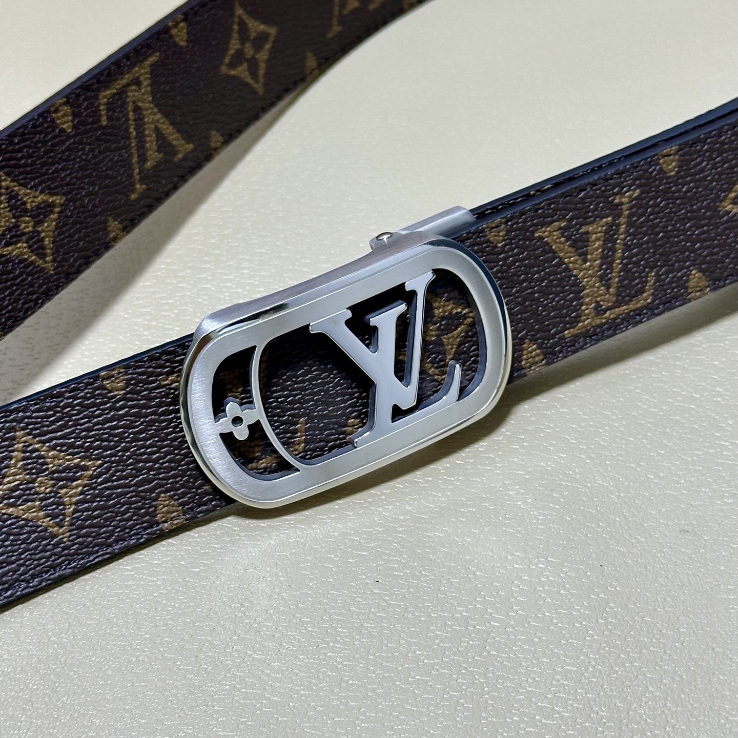 ［自动扣腰带］LV 宽3.5MM 双面进口头层牛皮制作 搭配经典钢扣 真材实料 时尚经典 做工精致 高端