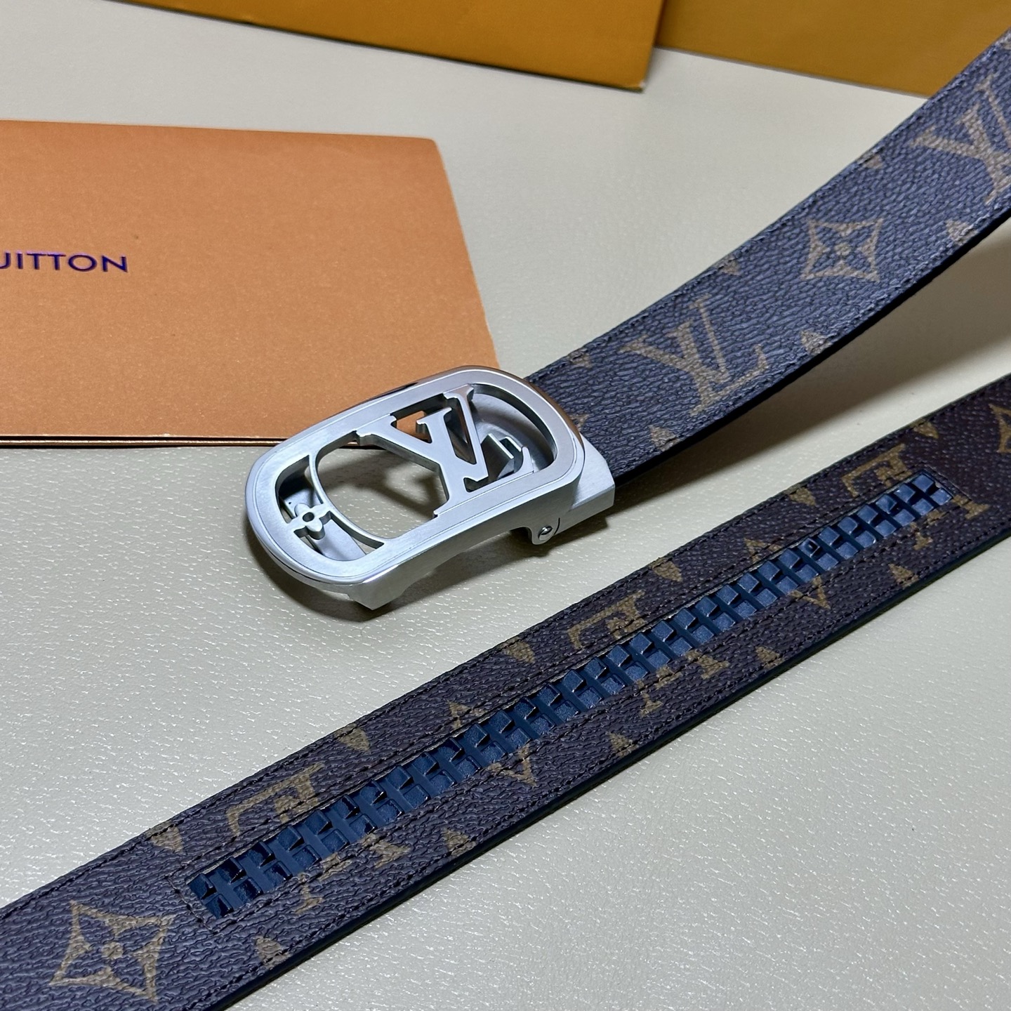 ［自动扣腰带］LV 宽3.5MM 双面进口头层牛皮制作 搭配经典钢扣 真材实料 时尚经典 做工精致 高端