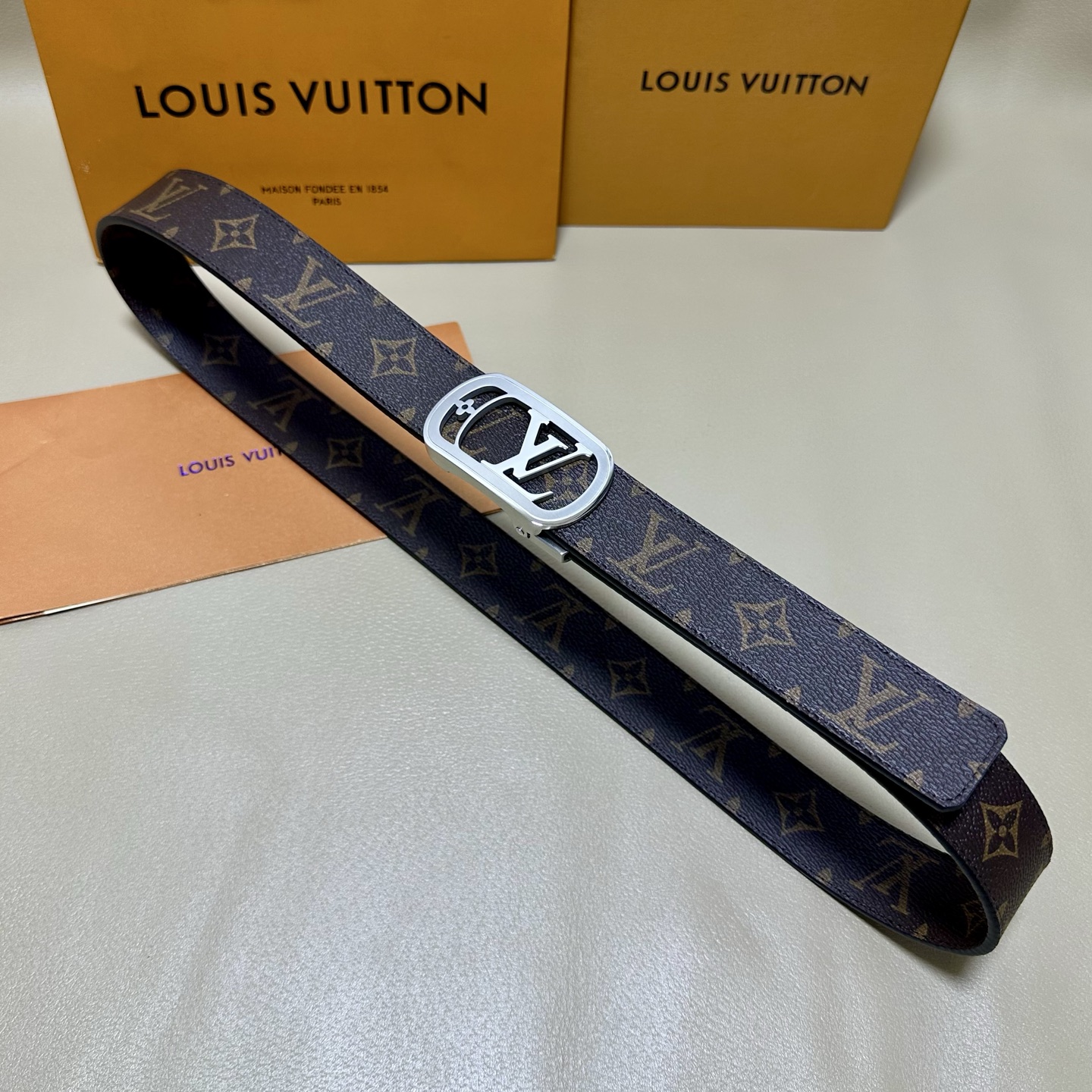 ［自动扣腰带］LV 宽3.5MM 双面进口头层牛皮制作 搭配经典钢扣 真材实料 时尚经典 做工精致 高端