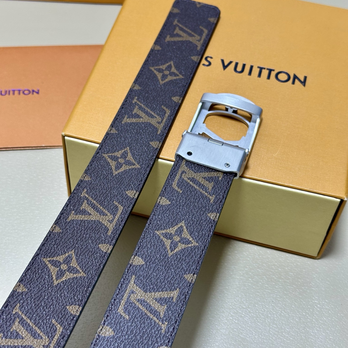 ［自动扣腰带］LV 宽3.5MM 双面进口头层牛皮制作 搭配经典钢扣 真材实料 时尚经典 做工精致 高端