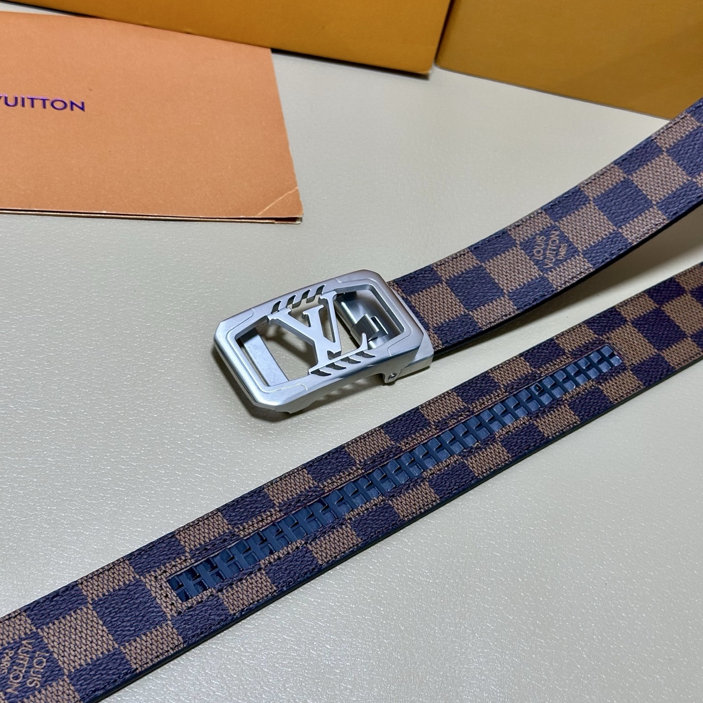 ［自动扣腰带］LV 宽3.5MM 双面进口头层牛皮制作 搭配经典钢扣 真材实料 时尚经典 做工精致 高端