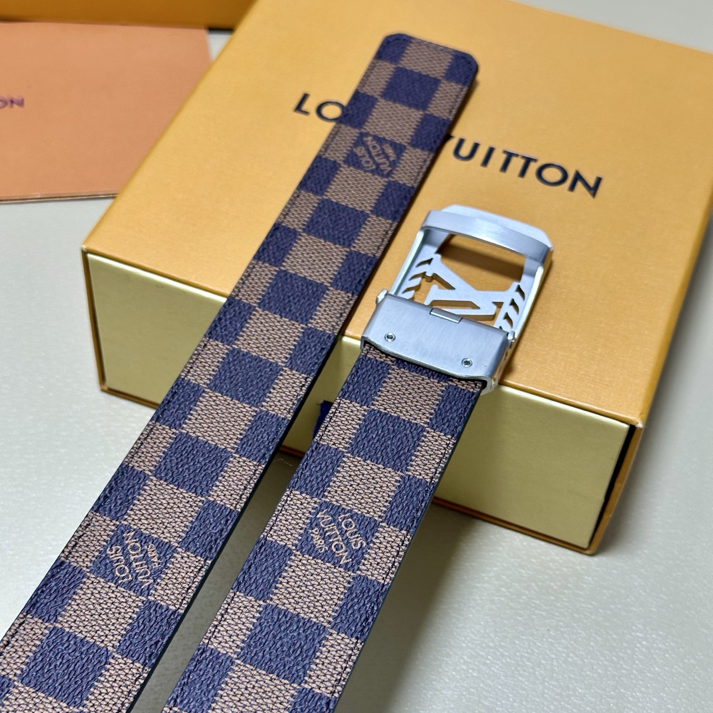 ［自动扣腰带］LV 宽3.5MM 双面进口头层牛皮制作 搭配经典钢扣 真材实料 时尚经典 做工精致 高端