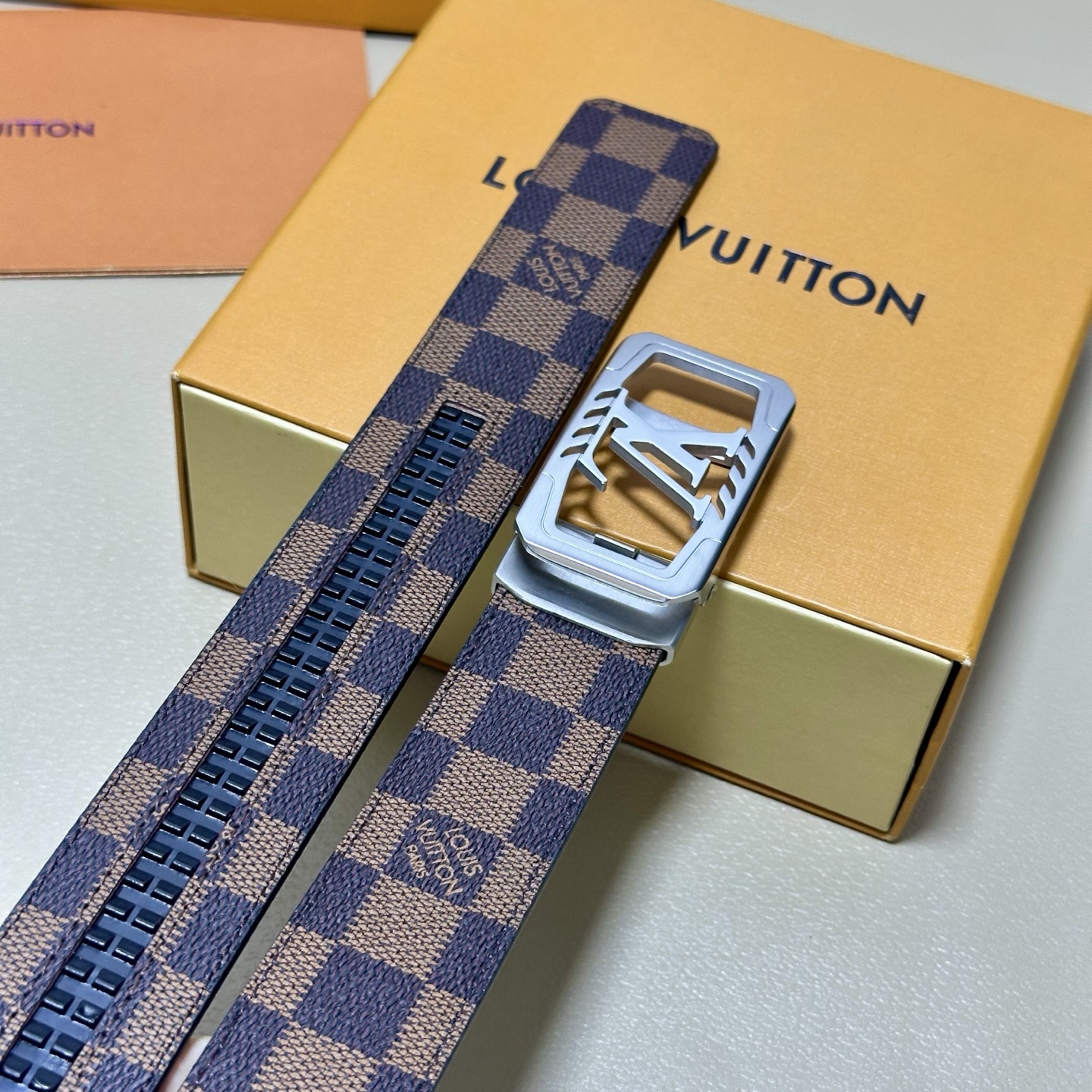 ［自动扣腰带］LV 宽3.5MM 双面进口头层牛皮制作 搭配经典钢扣 真材实料 时尚经典 做工精致 高端