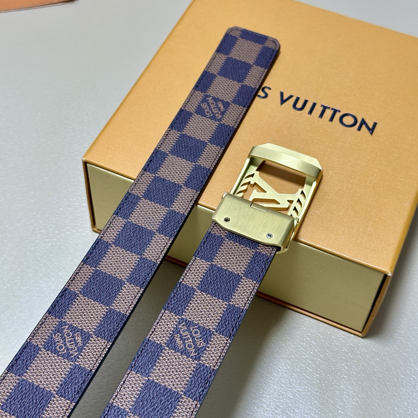 ［自动扣腰带］LV 宽3.5MM 双面进口头层牛皮制作 搭配经典钢扣 真材实料 时尚经典 做工精致 高端