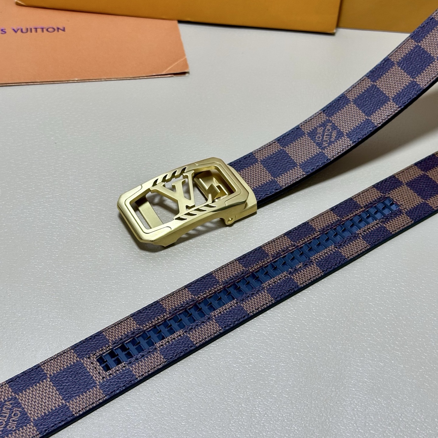 ［自动扣腰带］LV 宽3.5MM 双面进口头层牛皮制作 搭配经典钢扣 真材实料 时尚经典 做工精致 高端