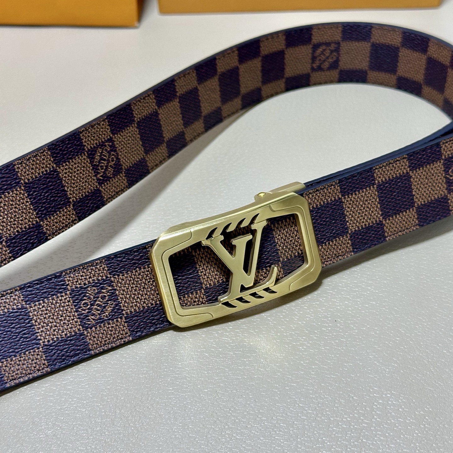 ［自动扣腰带］LV 宽3.5MM 双面进口头层牛皮制作 搭配经典钢扣 真材实料 时尚经典 做工精致 高端