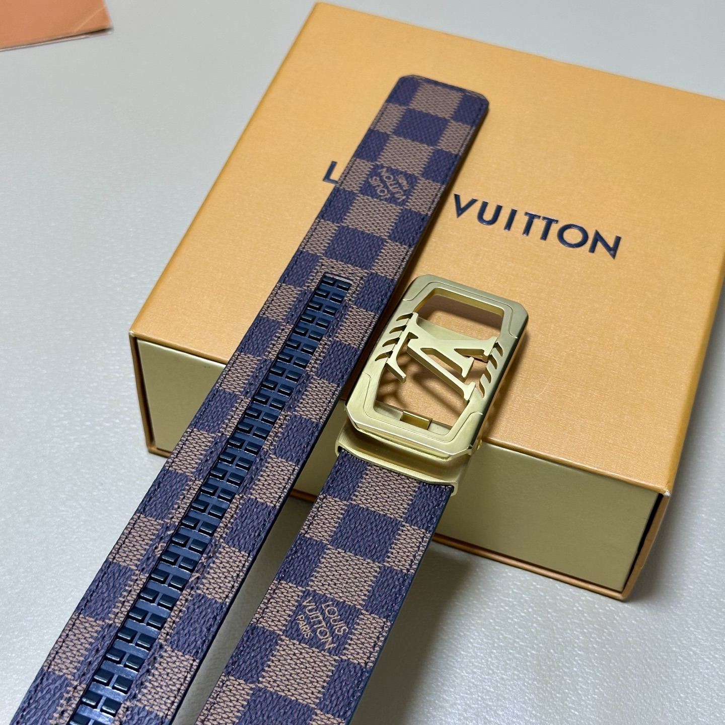 ［自动扣腰带］LV 宽3.5MM 双面进口头层牛皮制作 搭配经典钢扣 真材实料 时尚经典 做工精致 高端