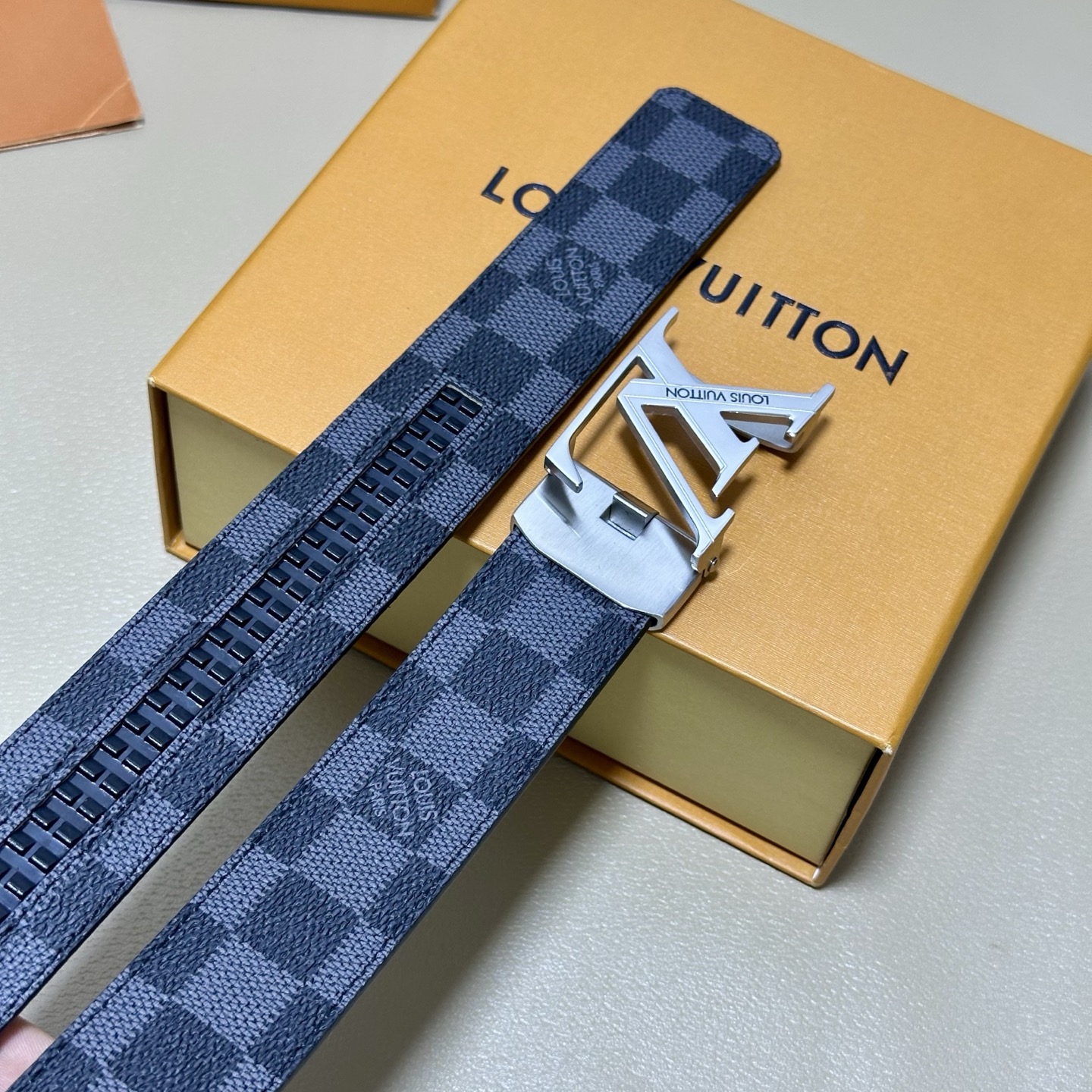［自动扣腰带］LV 宽3.5MM 双面进口头层牛皮制作 搭配经典钢扣 真材实料 时尚经典 做工精致 高端