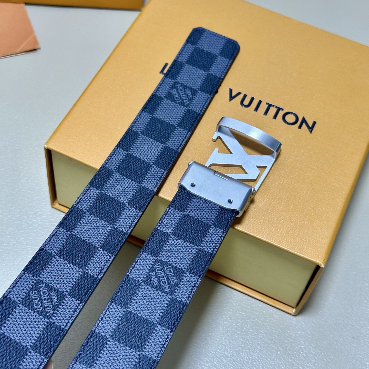 ［自动扣腰带］LV 宽3.5MM 双面进口头层牛皮制作 搭配经典钢扣 真材实料 时尚经典 做工精致 高端