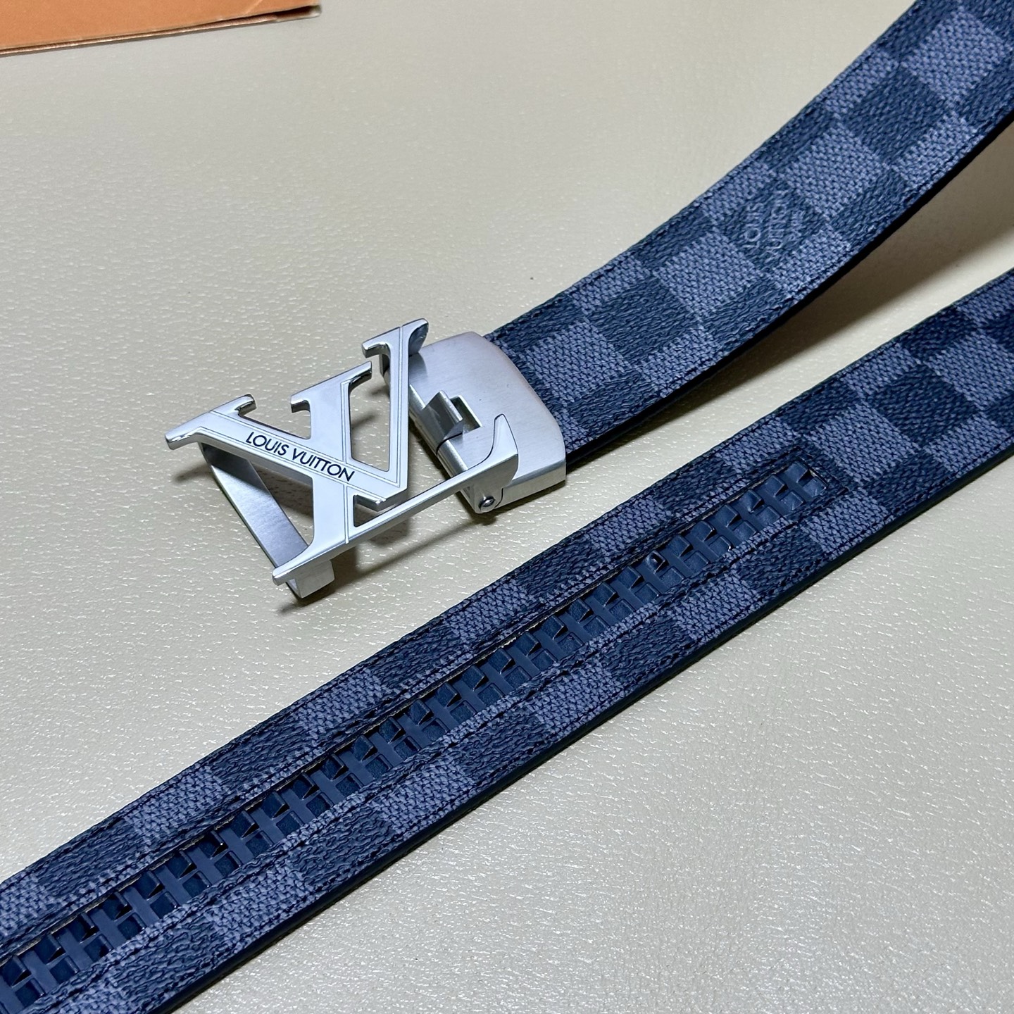 ［自动扣腰带］LV 宽3.5MM 双面进口头层牛皮制作 搭配经典钢扣 真材实料 时尚经典 做工精致 高端