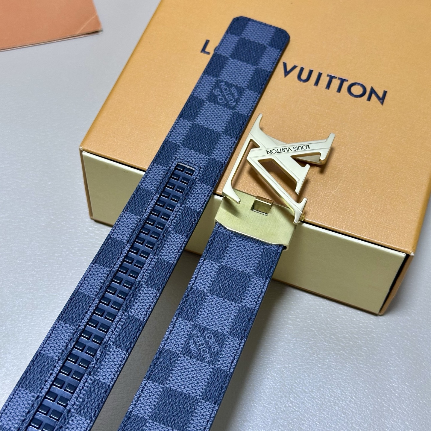 ［自动扣腰带］LV 宽3.5MM 双面进口头层牛皮制作 搭配经典钢扣 真材实料 时尚经典 做工精致 高端