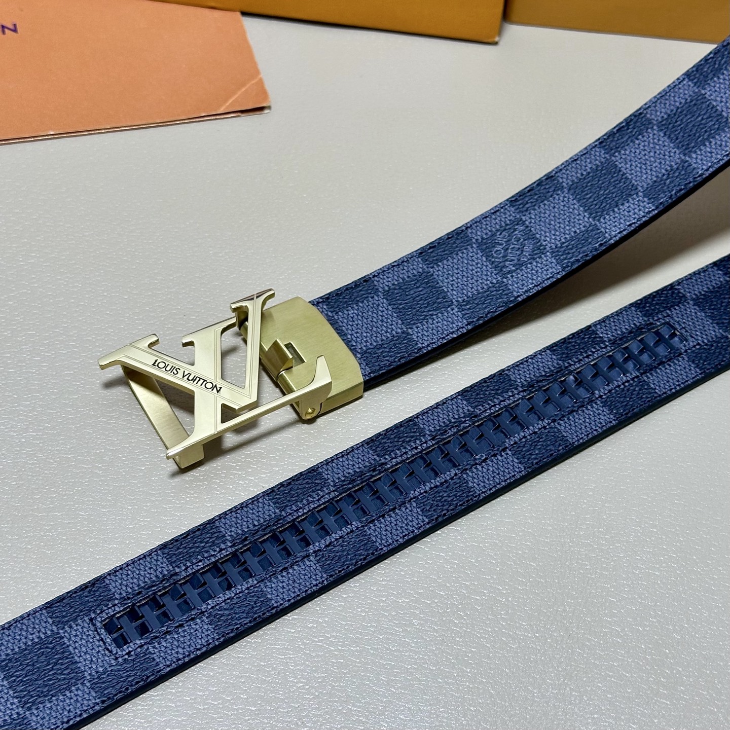 ［自动扣腰带］LV 宽3.5MM 双面进口头层牛皮制作 搭配经典钢扣 真材实料 时尚经典 做工精致 高端