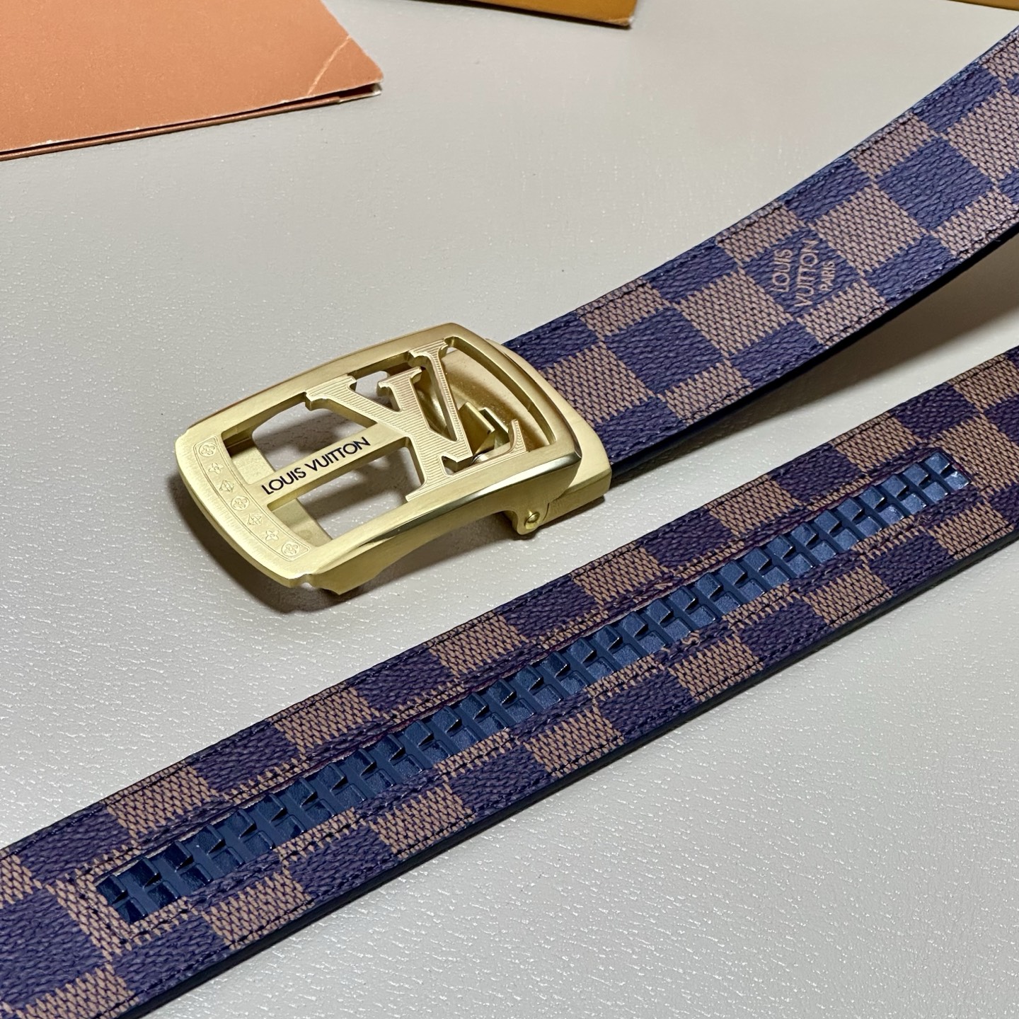 ［自动扣腰带］LV 宽3.5MM 双面进口头层牛皮制作 搭配经典钢扣 真材实料 时尚经典 做工精致 高端