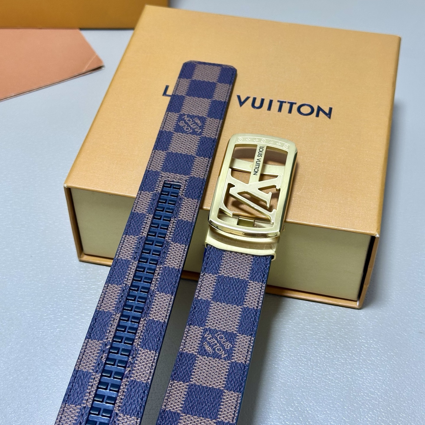 ［自动扣腰带］LV 宽3.5MM 双面进口头层牛皮制作 搭配经典钢扣 真材实料 时尚经典 做工精致 高端