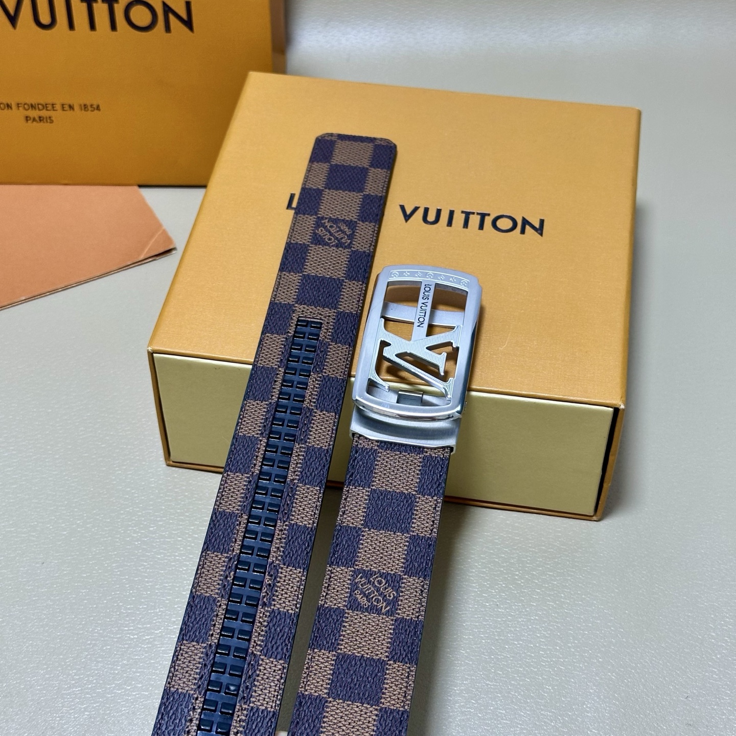 ［自动扣腰带］LV 宽3.5MM 双面进口头层牛皮制作 搭配经典钢扣 真材实料 时尚经典 做工精致 高端