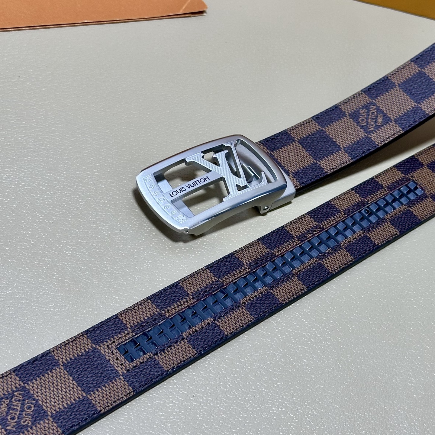 ［自动扣腰带］LV 宽3.5MM 双面进口头层牛皮制作 搭配经典钢扣 真材实料 时尚经典 做工精致 高端