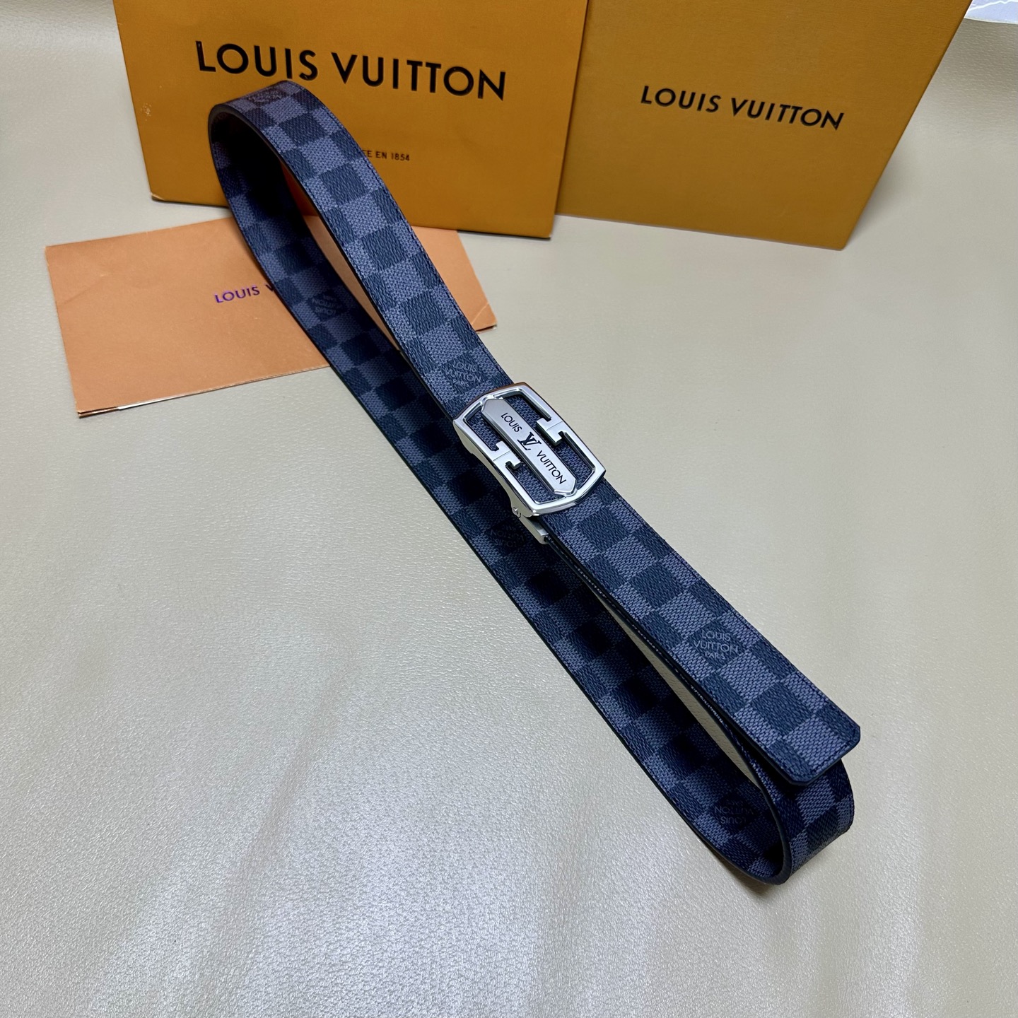 ［自动扣腰带］LV 宽3.5MM 双面进口头层牛皮制作 搭配经典钢扣 真材实料 时尚经典 做工精致 高端