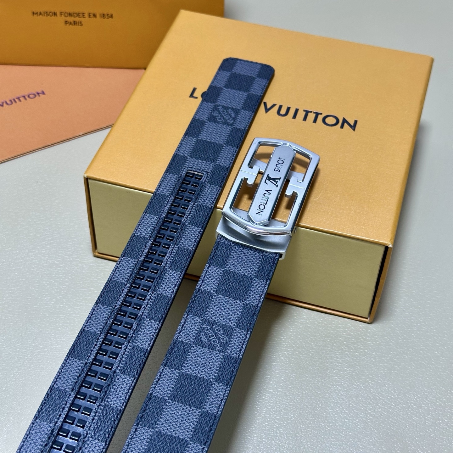 ［自动扣腰带］LV 宽3.5MM 双面进口头层牛皮制作 搭配经典钢扣 真材实料 时尚经典 做工精致 高端