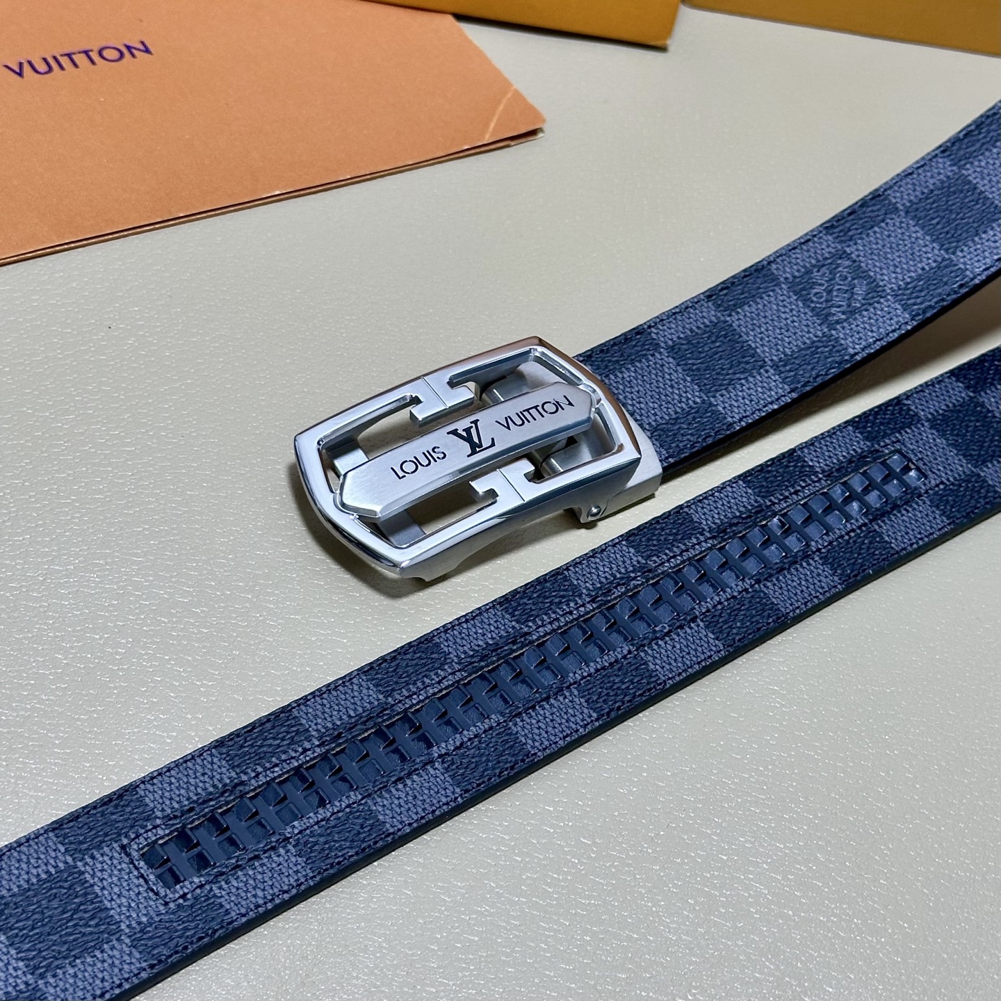 ［自动扣腰带］LV 宽3.5MM 双面进口头层牛皮制作 搭配经典钢扣 真材实料 时尚经典 做工精致 高端