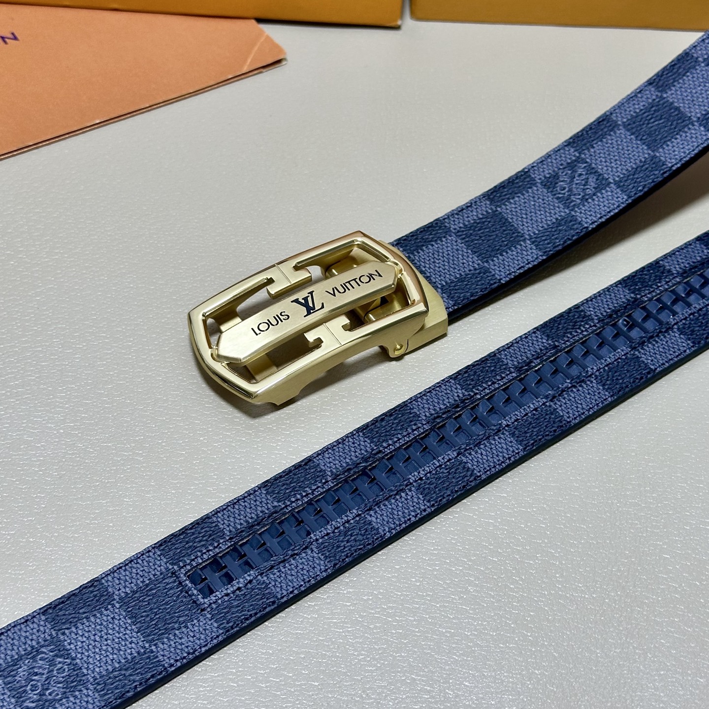 ［自动扣腰带］LV 宽3.5MM 双面进口头层牛皮制作 搭配经典钢扣 真材实料 时尚经典 做工精致 高端