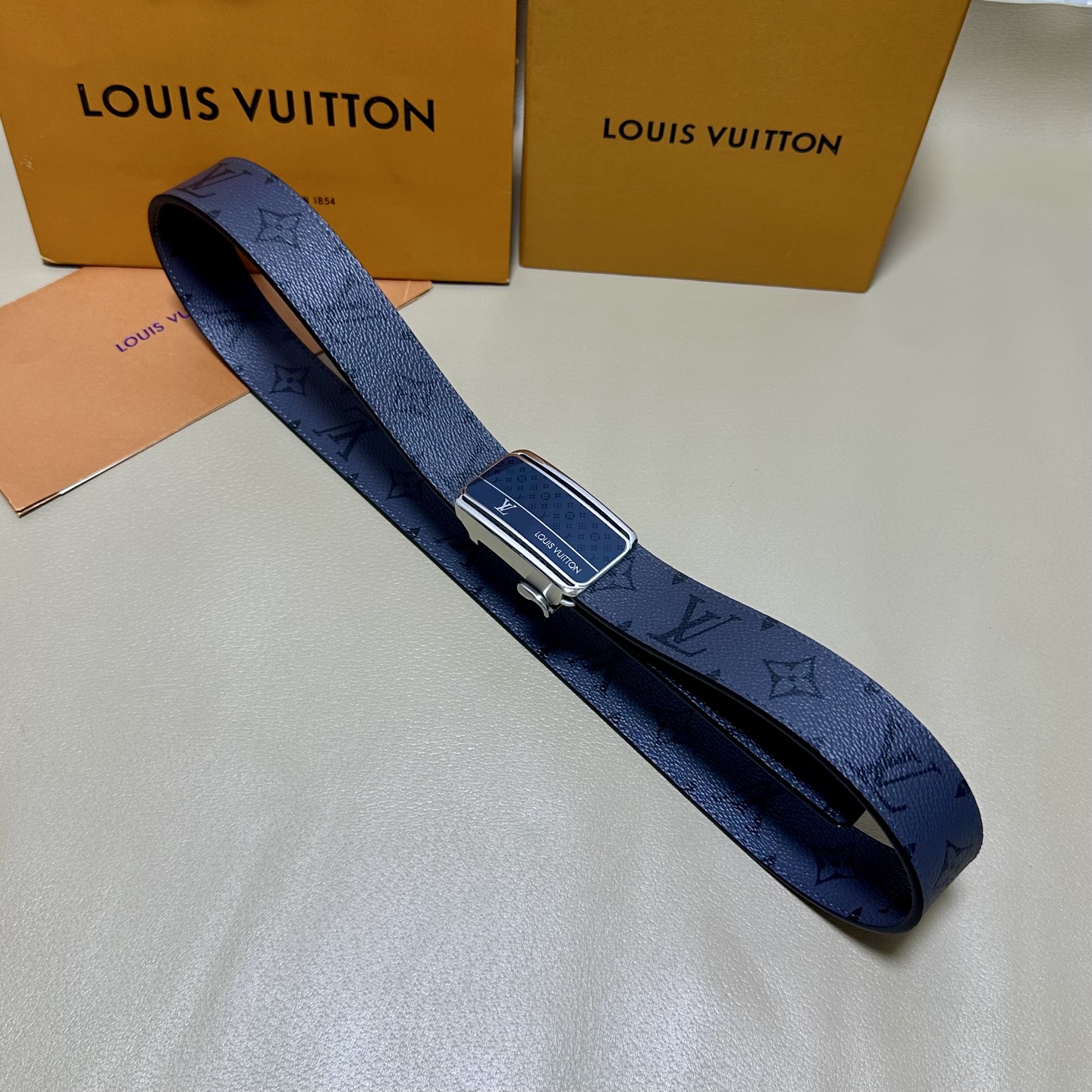 ［自动扣腰带］LV 宽3.5MM 双面进口头层牛皮制作 搭配经典钢扣 真材实料 时尚经典 做工精致 高端
