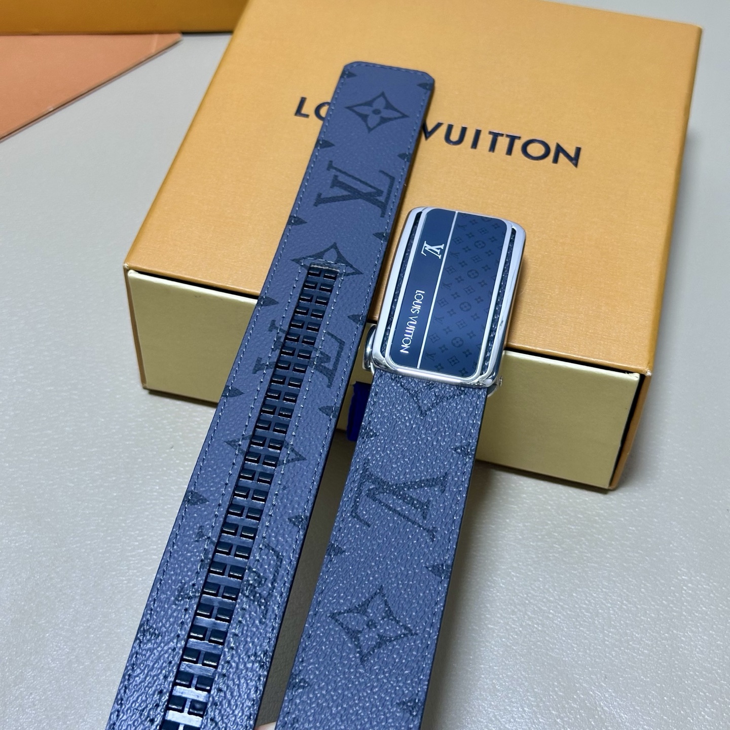 ［自动扣腰带］LV 宽3.5MM 双面进口头层牛皮制作 搭配经典钢扣 真材实料 时尚经典 做工精致 高端