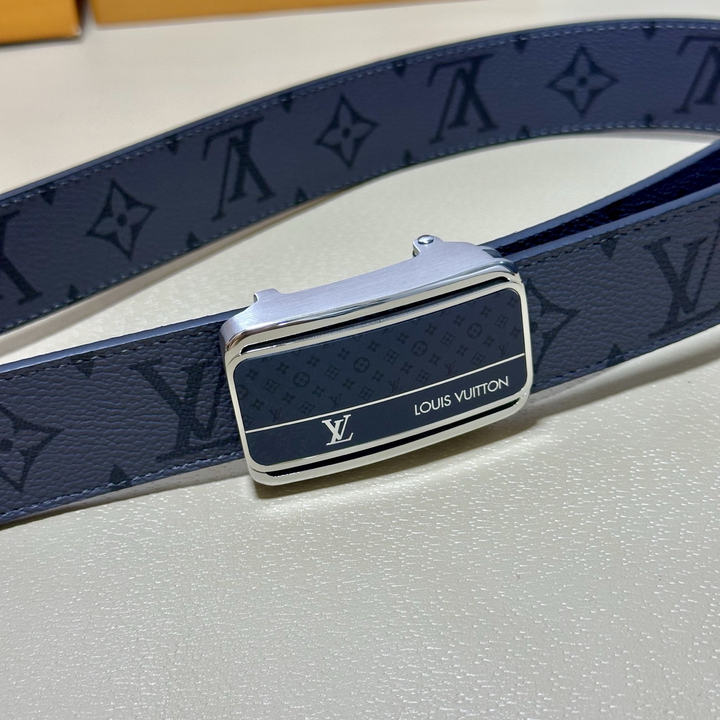 ［自动扣腰带］LV 宽3.5MM 双面进口头层牛皮制作 搭配经典钢扣 真材实料 时尚经典 做工精致 高端