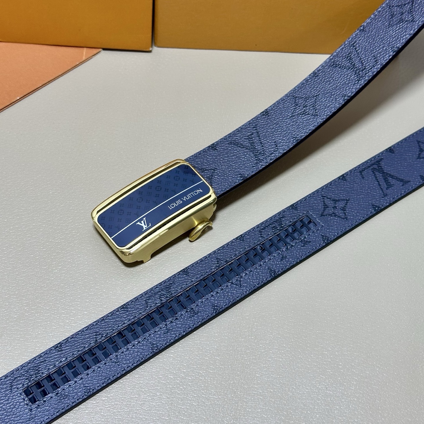 ［自动扣腰带］LV 宽3.5MM 双面进口头层牛皮制作 搭配经典钢扣 真材实料 时尚经典 做工精致 高端